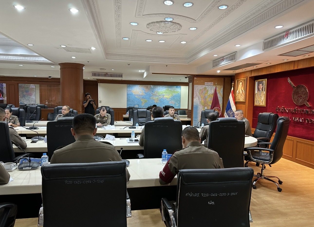 วันนี้(16 เมษายน 2568) เวลา 09.30 น.ว่าที่ พ.ต.อ.พอพล อุทัยภพผกก.ฝอ.กม.เป็นผู้แทน กมค.ว.28 ศูนย์อำนวยการป้องกันและลดอุบัติเหตุทางถนนช่วงเทศกาลสงกรานต์ พ.ศ.2568 ตร.ณ ห้องประชุม ศปก.ตร. ชั้น 20 อาคาร 1 ตร. แต่เวลานี้ครับโดยมี พล.ต.ท.ชัช สุกแก้วณรงค์ ผบ
