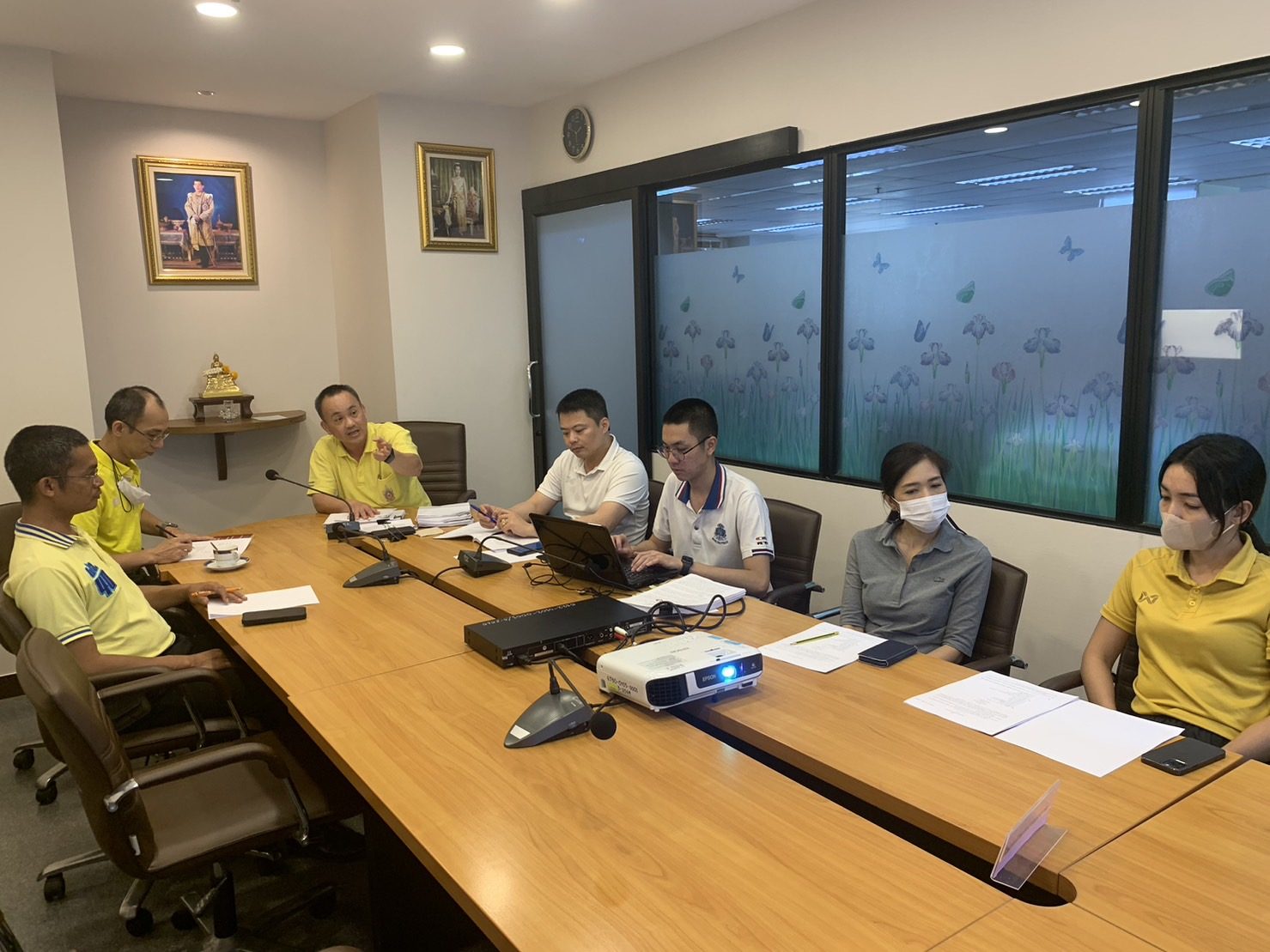 วันนี้ (6 พฤศจิกายน 2566) เวลา 13.00 น. พ.ต.อ.กมล เอื้อจารุพร ผกก.กลุ่มงานกฎหมาย กม. พ.ต.อ.นพดล ดวงมาตย์พล ผกก.กลุ่มงานระเบียบการตำรวจ กม. พร้อมด้วยข้าราชการตำรวจ กลุ่มงานกฎหมาย และกลุ่มงานระเบียบการตำรวจ กองกฎหมาย สำนักงานกฎหมายและคดี ได้ร่วมกันประช