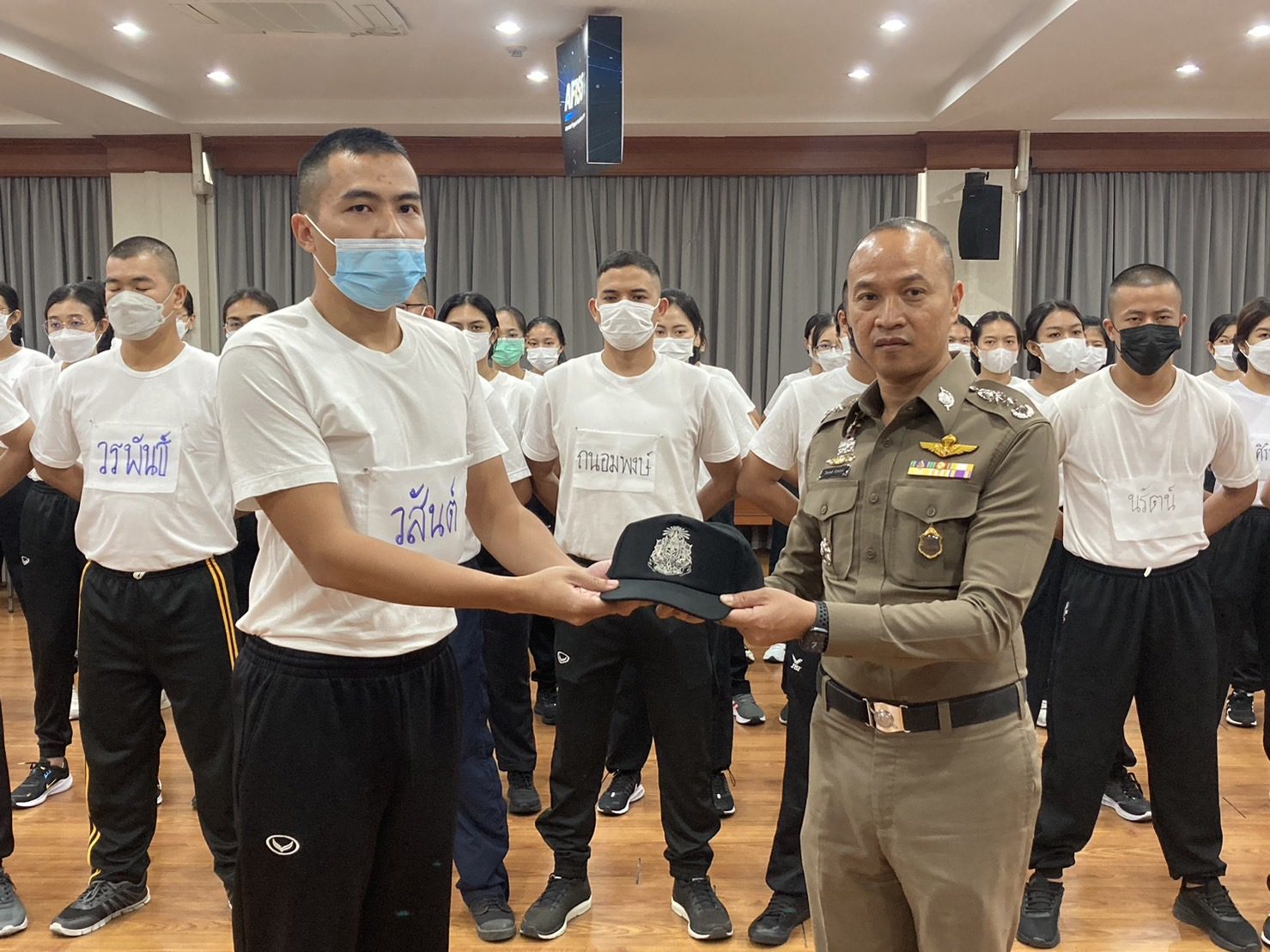 ( 28 มิ.ย.66 เวลา 14.00 น.) พล.ต.ท.ไตรรงค์ ผิวพรรณ ผบช.กมค. ได้มาตรวจเยี่ยมการฝึกและมอบหมวกเพื่อใช้ประกอบการฝึกให้กับข้าราชการตำรวจชั้นประทวนที่บรรจุใหม่ในสังกัด กมค. และได้ให้โอวาทแก่ข้าราชการตำรวจบรรจุใหม่ ให้เห็นความสำคัญของการฝึก ความมีวินัย ณ ห้