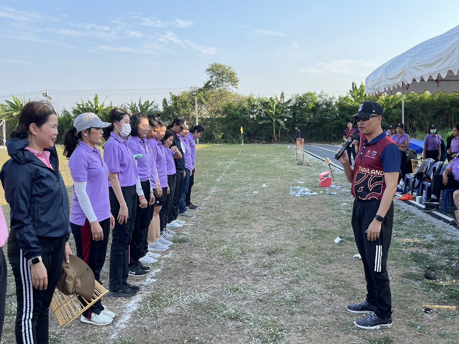 พล.ต.ท.ไตรรงค์ ผิวพรรณ ผบช.กมค. ได้ร่วมชมและเชียร์การแข่งขันกีฬาภายใน กมค. เพื่อเป็นกำลังใจให้เหล่านักกีฬา พร้อมทั้งได้ร่วมลงแข่งขัน “ฟุตบอล VIP” (สนามเล็ก) ชาย 7 คน กับข้าราชการตำรวจในสังกัด บรรยากาศเต็มไปด้วยความสนุกสนาน ทั้งนี้ข้าราชการตำรวจ กม. ไ