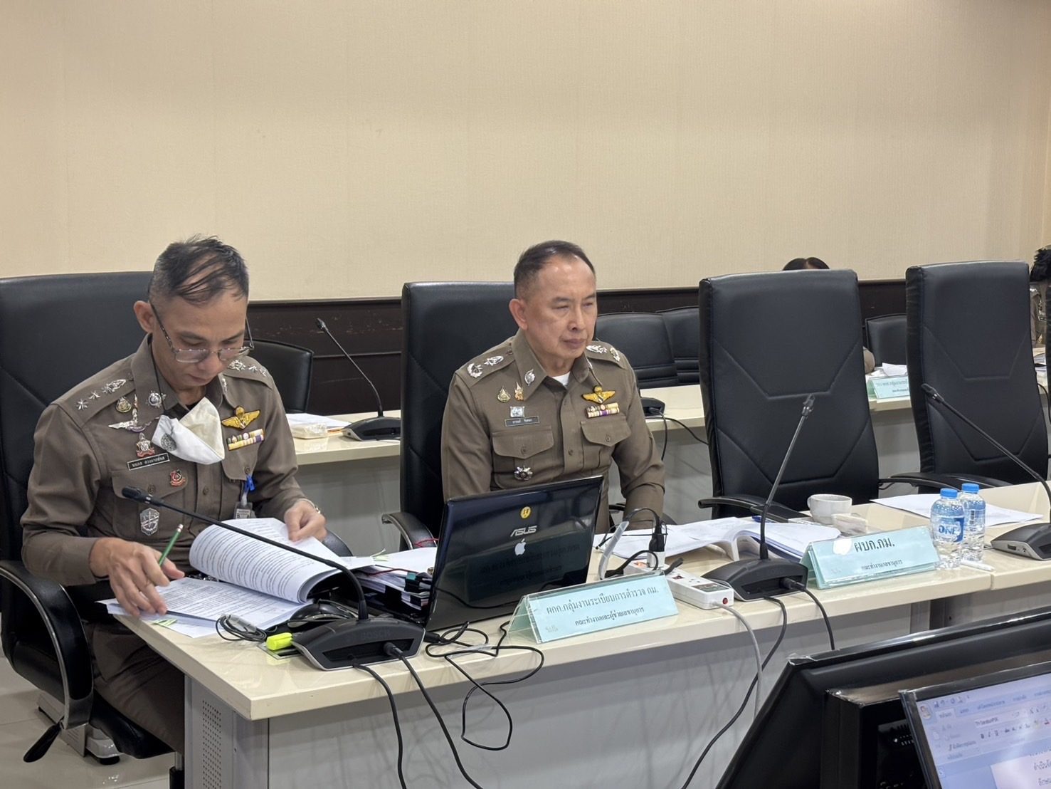 วันนี้( 28 เม.ย.68) เวลา 10.00 น. พล.ต.ต.อารมภ์ จันทนา ผู้ทรงคุณวุฒิ ตร ตัวแทน ผบก.กม.และ พ.ต.อ.นพดล ดวงมาตย์พล ผกก.กลุ่มงานระเบียบการตำรวจ กม.เข้าร่วมประชุมดำเนินการปรับปรุงแก้ไขประมวลระเบียบการตำรวจไม่เกี่ยวกับคดี ณ ห้องประชุม 3 ชั้น 2 อาคาร 1 ตร.โ