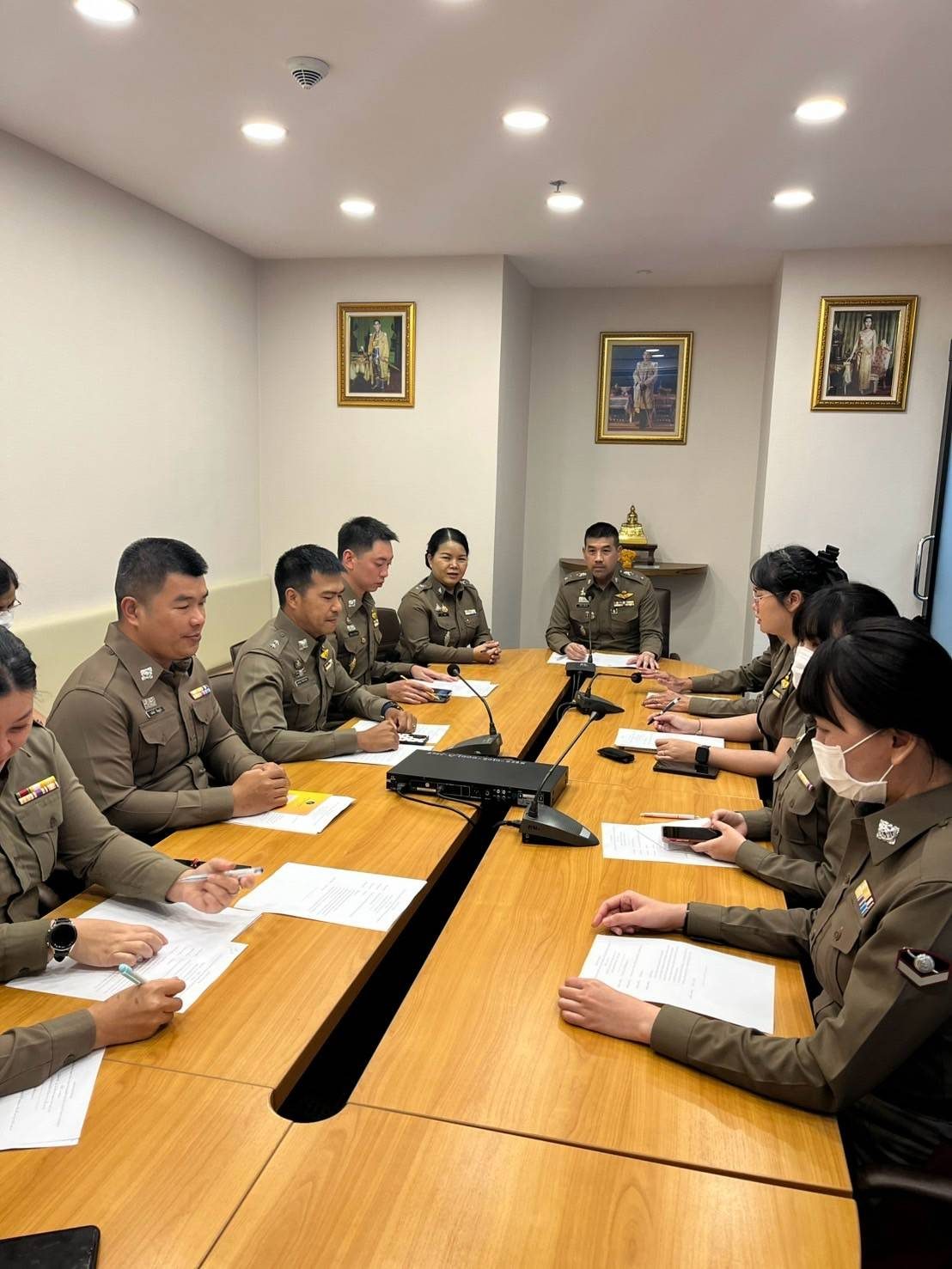 วันนี้(18 มี.ค.68)ฝอ.กม. จัดประชุมชี้แจงข้อราชการและกำชับความประพฤติข้าราชการตำรวจฝ่ายอำนวยการ กองกฎหมาย ครั้งที่ 3/2568 เวลา 15.30 น. ณ ห้องประชุมนิติบริรักษ์ อาคาร 1 ชั้น 16 ตร. รวมทั้งมอบนโยบายในการปฏิบัติราชการ และมอบหมายหน้าที่ความรับผิดชอบของข้